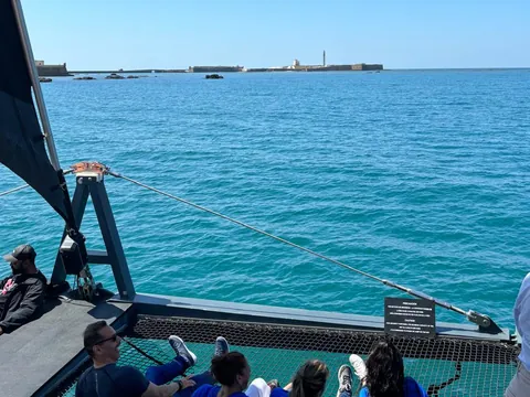Vistas desde el catamarán Pura Vida en la bahía de Cádiz