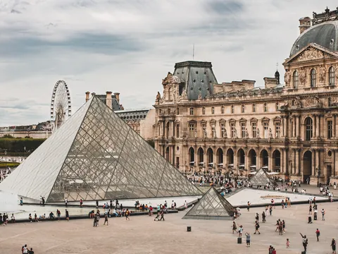 Museo del Louvre en París, Francia, famoso por su arquitectura y obras de arte icónicas.