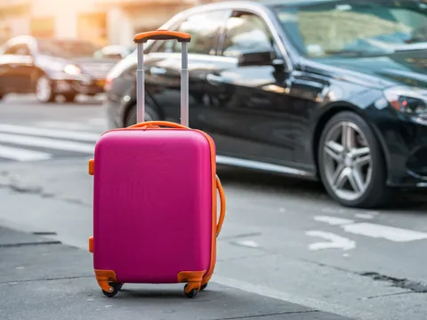 Maleta de viaje moderna con diseño elegante y ruedas giratorias sobre superficie lisa.