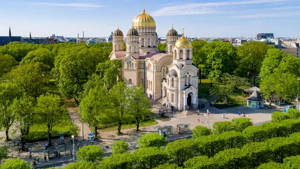 La Catedral de la Natividad de Riga es una de las representaciones de esta corriente modernista.