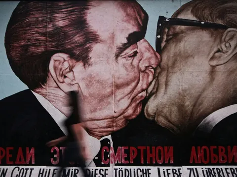 Mural del beso en el Muro de Berlín
