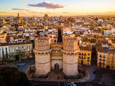 Vista aérea de las Torres de Serranos y el centro de Valencia al atardecer
