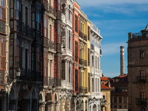Fachadas coloridas con galerías acristaladas en una calle del centro histórico de Avilés, en la región de Asturias.