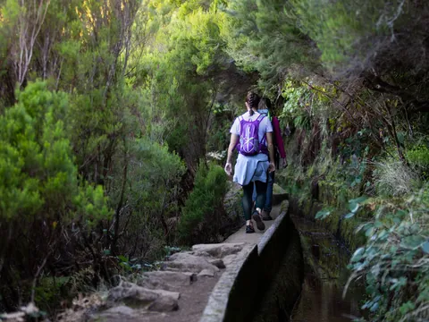 Senderistas en la Levada do Caldeirão Verde, Madeira.