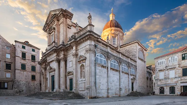 Catedral de Dubrovnik con cúpula dorada y fachada de piedra blanca, Croacia