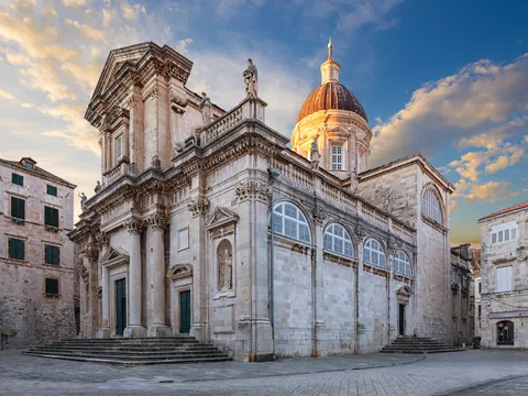 Catedral de Dubrovnik con cúpula dorada y fachada de piedra blanca, Croacia