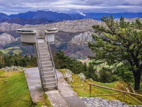 Plataforma del Mirador del Fitu con vistas a los Picos de Europa en Asturias