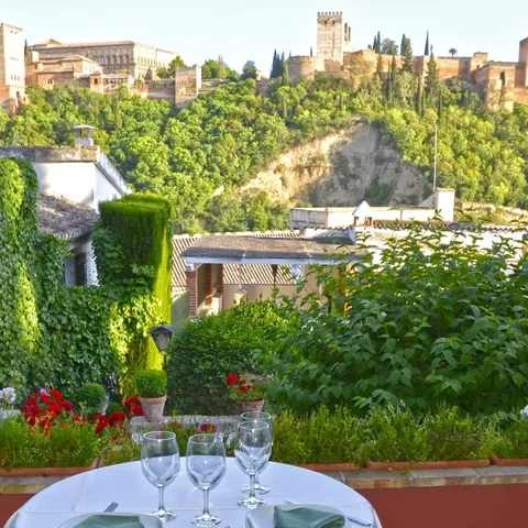Terraza de Granada con vistas a la Alhambra - Mejores terrazas de Granada - Blog - Buendía Tours