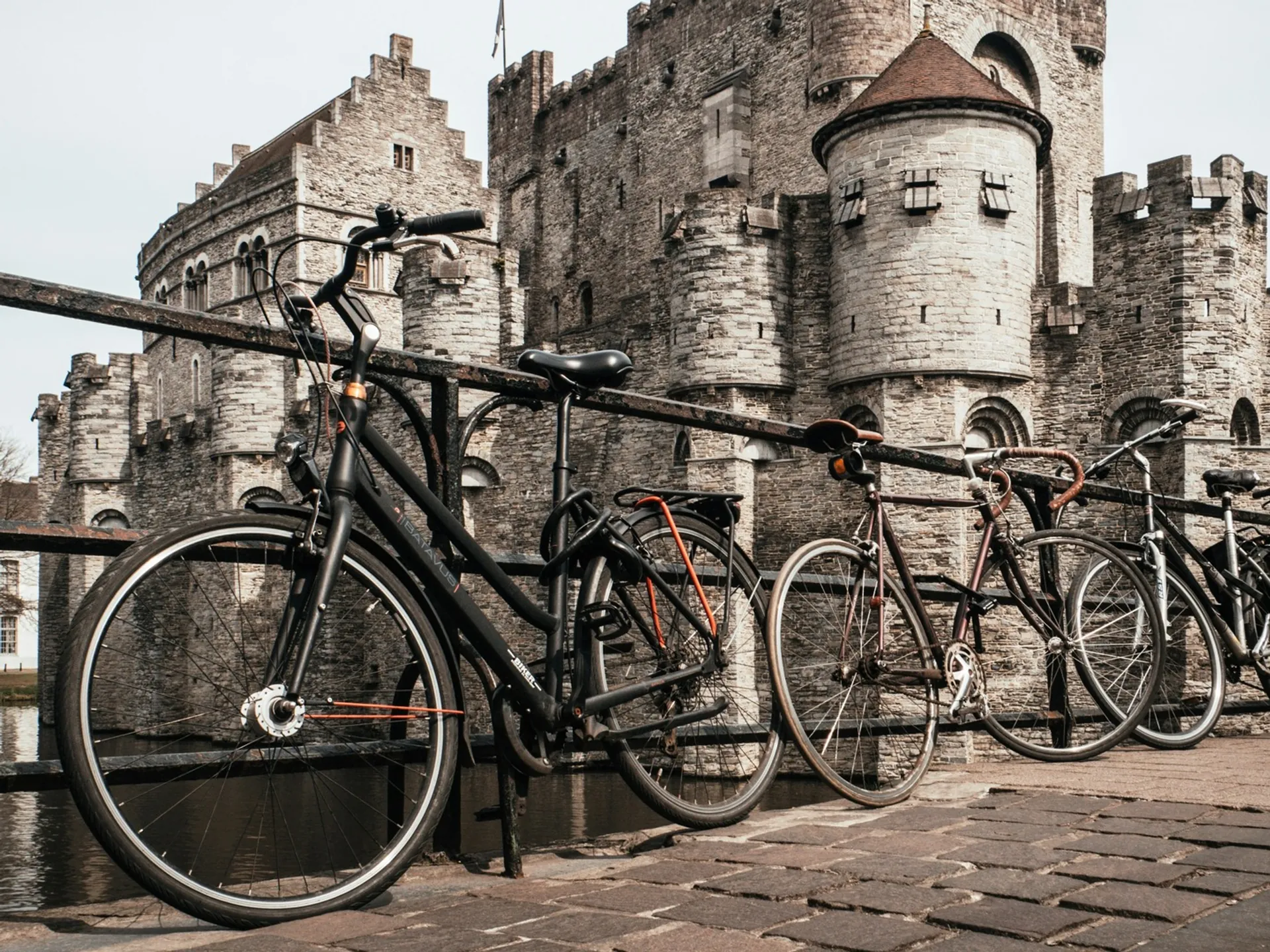 Bicicletas junto al castillo medieval de Gante.