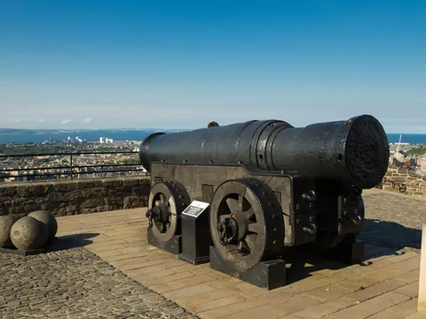 Cañón histórico en la zona exterior del Castillo de Edimburgo