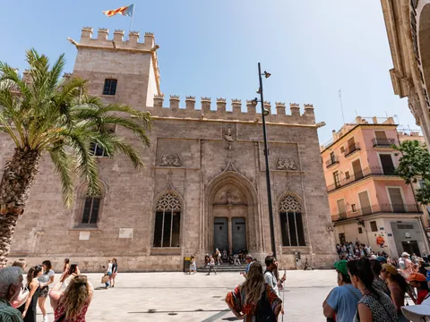 La Lonja de la Seda es otro de los edificios emblemáticos, pieza maestra de la arquitectura civil gótica.