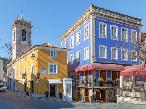 Calles coloridas del centro histórico de Sintra con edificios azul y amarillo