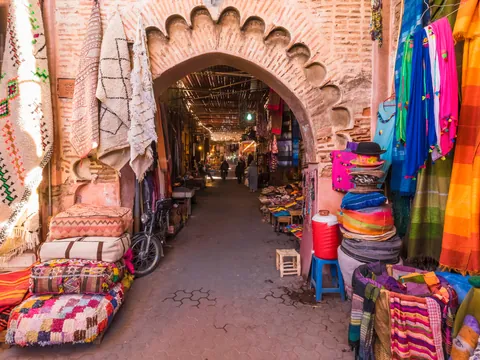 Calle de los zocos en la medina de Marrakech con puestos de artesanía