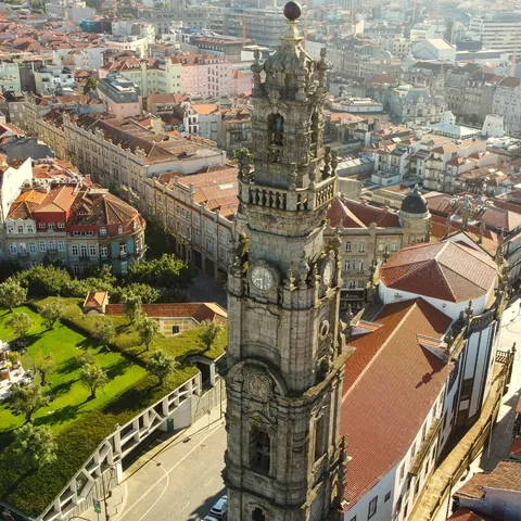 Vista aérea de la Torre de los Clérigos y alrededores, Oporto, Portugal