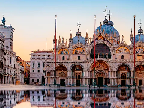 Basílica de San Marcos, el templo principal de Venecia y obra maestra de la arquitectura bizantina