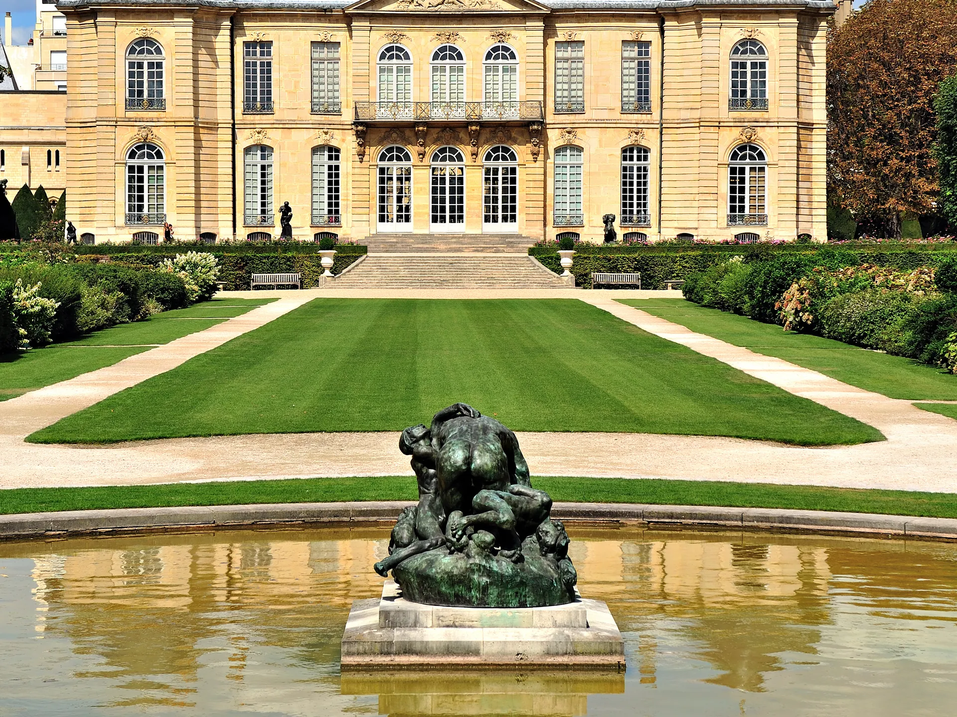 Jardín y Museo Rodin de París con una escultura de Rodin en el medio de una fuente 