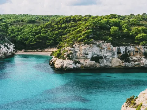 Acantilados y aguas en Cala Macarelleta, Menorca