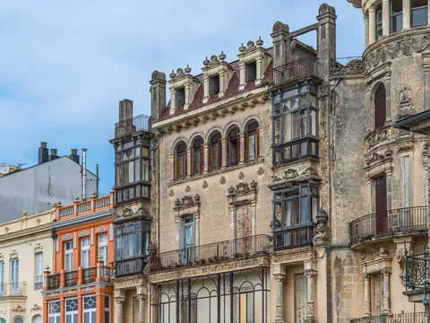 Fachadas de edificios históricos en Ribadeo con arquitectura modernista y balcones decorados frente al mar Cantábrico.