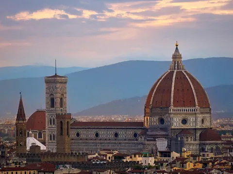 Catedral de Florencia con la cúpula de Brunelleschi al atardecer.