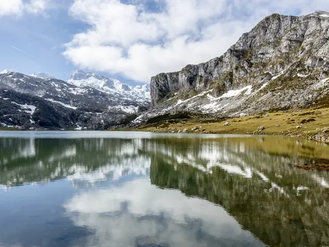 Reflejo de montañas en el lago Ercina, Lagos de Covadonga, Asturias
