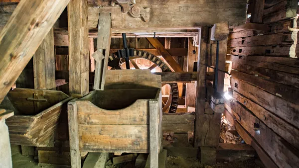 Descubre la tecnología y ingeniería durante una visita en el interior de un molino.
