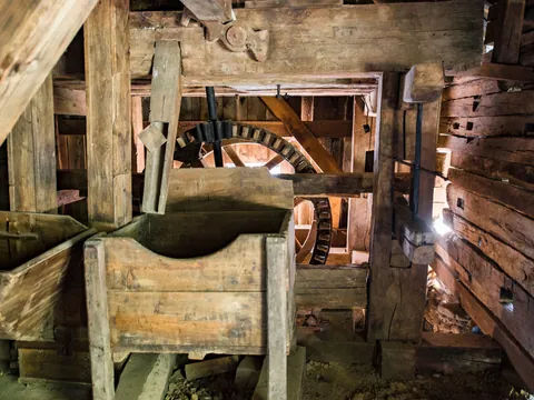 Descubre la tecnología y ingeniería durante una visita en el interior de un molino.