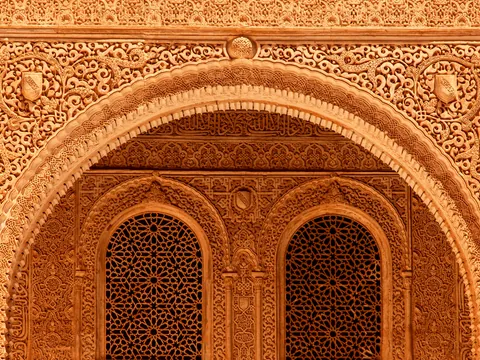 Alhambra, considerada como Patrimonio de la Humanidad por la UNESCO, es una actividad obligada para todo aquel visitante de la ciudad de Granada.