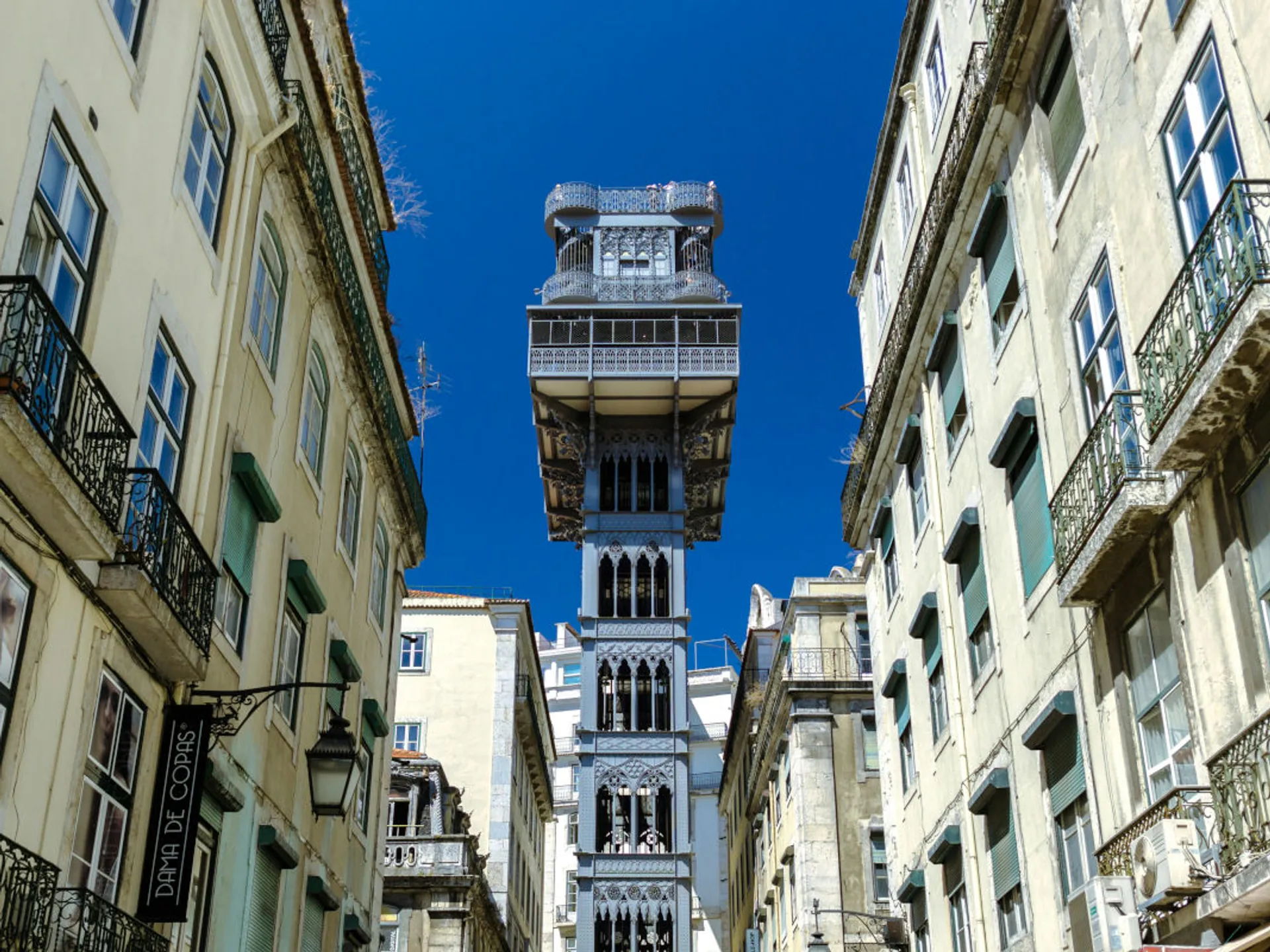 El elevador de Santa Justa es uno de los sitios que ver en Lisboa en tu viaje.