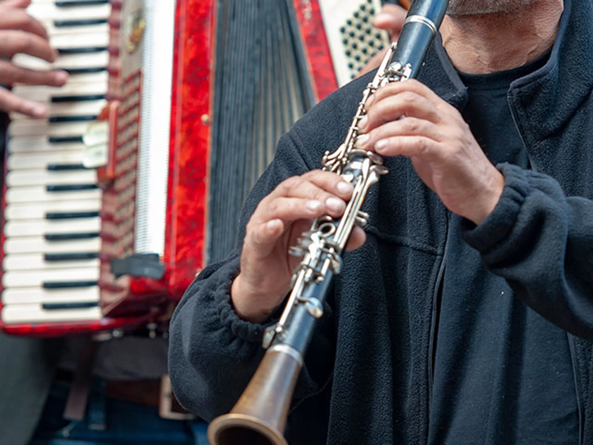 Músicos en la calle de Bruselas tocando el Clarinete y Acordeón