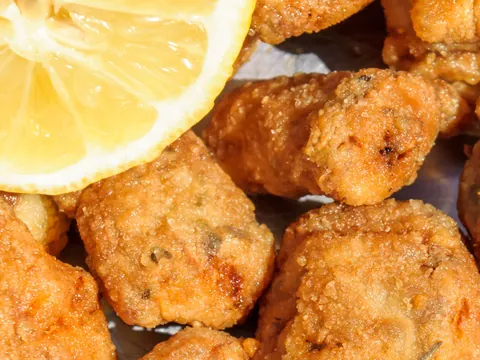 Cazón en adobo o cazón aliñado - Comida típica de Sevilla - Comer en Sevilla - Guía de viaje Sevilla - Buendía Tours