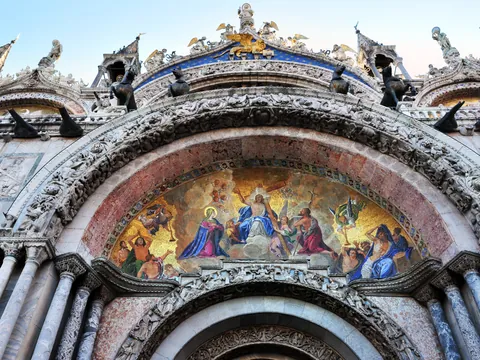 Pórtico con mosaicos de la Basílica de San Marcos en Venecia