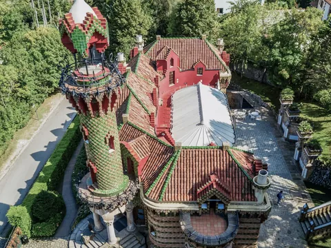 Detalle exterior de El Capricho de Gaudí en Cantabria.