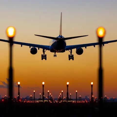 Avión aterrizando en el aeropuerto internacional de bruselas zaventem