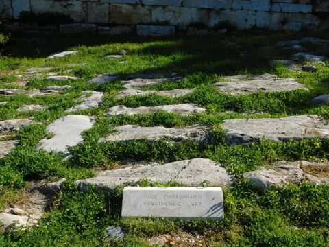Placa informativa sobre Vía Panatenaica en Atenas