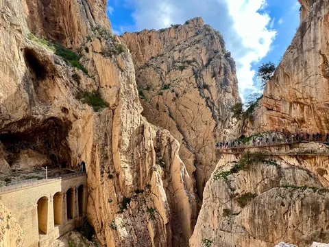 Turistas en las pasarelas y puente de piedra en el Desfiladero de los Gaitanes