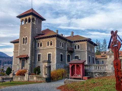 El Castillo Cantacuzino, ubicado en Busteni, ocupa una extensión de 3.148 metros cuadrados.