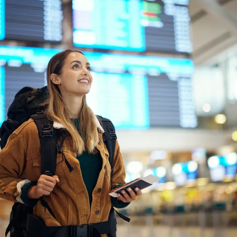 Turista en el aeropuerto de Santiago de Compostela en España