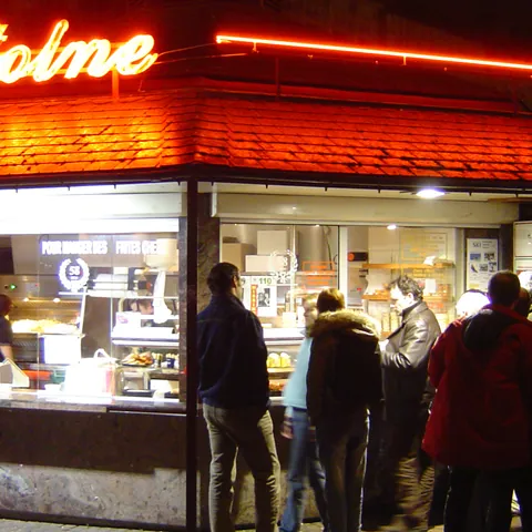 Puesto de patatas fritas Maison Antoine en la Plaza Jourdan donde se hace uno de los mercados de Bruselas