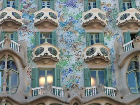 Fachada de mosaico y balcones de la Casa Batlló en Barcelona