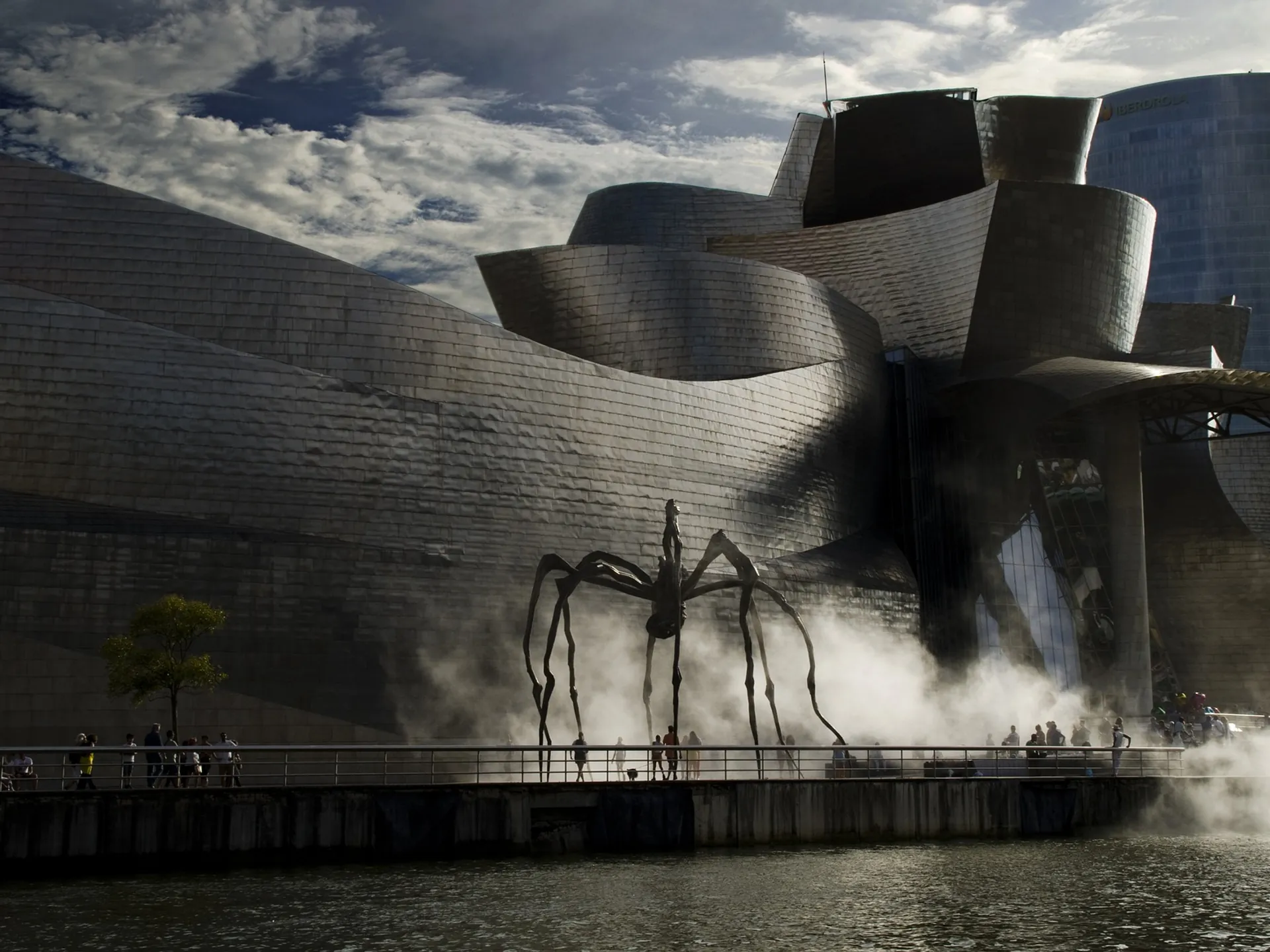 Exterior Museo Guggenheim de Bilbao - Exposiciones en Guggenheim de Bilbao en 2024 - Blog - Buendía Tours