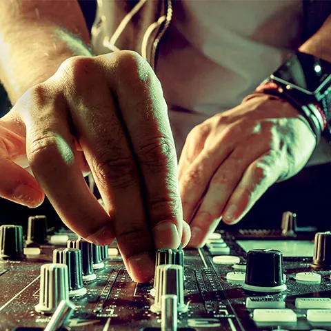Mesa de mezclas de un DJ
