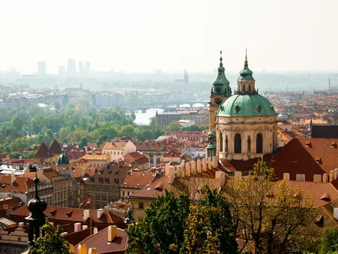 Cúpula verde de la Iglesia de San Nicolás y tejados de la Ciudad Pequeña, Praga.