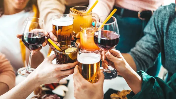 Brindis con bebidas a bordo en el barco por los canales Navigli.