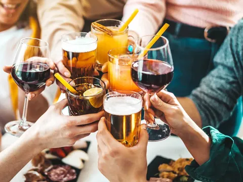 Brindis con bebidas a bordo en el barco por los canales Navigli.