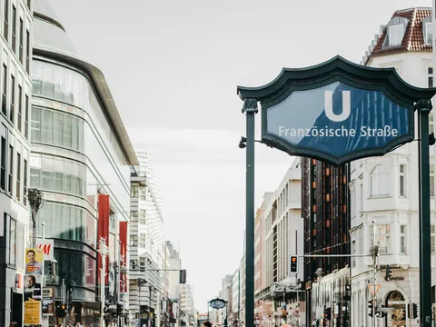 Cartel azul de la estación U-Bahn Französische Straße en una calle de Berlín.