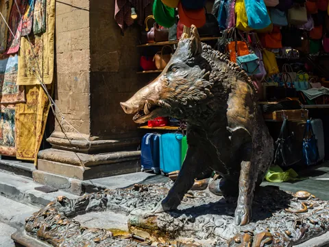 Tocaremos la icónica figura del Porcellino para atraer la buena suerte.