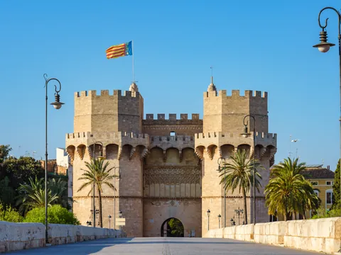 Torres de Serranos iluminadas por el sol en el centro histórico de Valencia