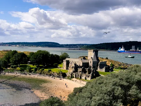 abadía de inchcolm frente al mar en el firth of forth