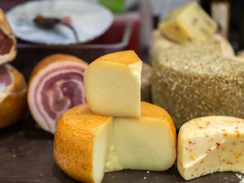 Quesos y charcutería variada incluida en la degustación de este tour.