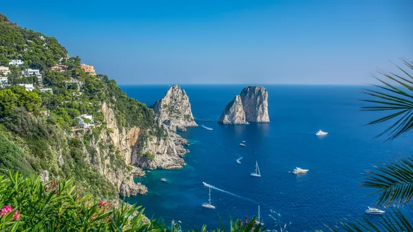 Los Farallones de la Isla de Capri en Nápoles, una de las formaciones rocosas que verás en este tour guiado por Capri y Anacapri con paseo en barco opcional.